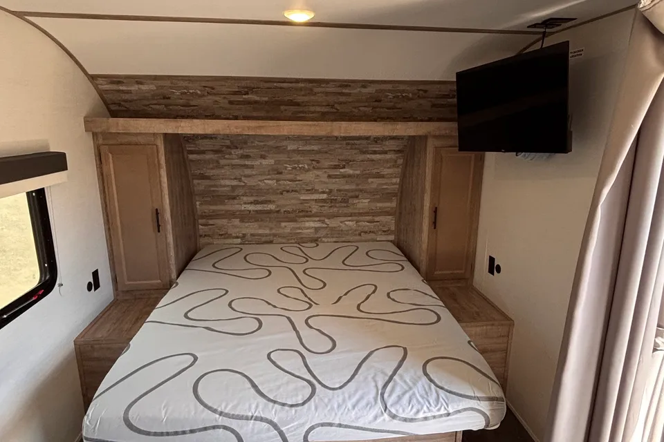 Family Fun 25' Bunkhouse | Sleeps 6-8 | Under 4000lbs
