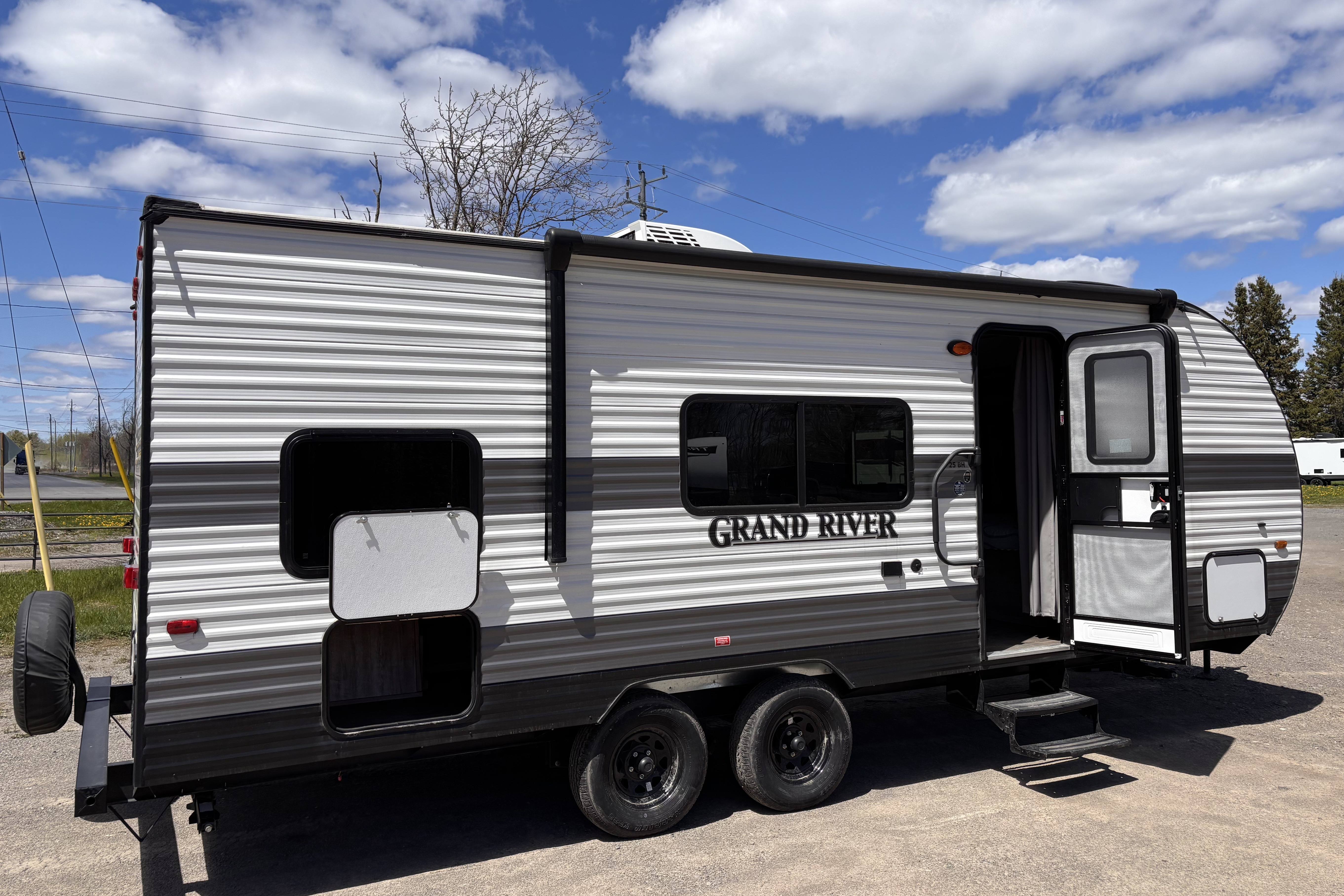 Family Fun 25' Bunkhouse | Sleeps 6-8 | Under 4000lbs