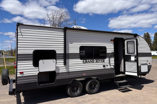 Family Fun 25' Bunkhouse | Sleeps 6-8 | Under 4000lbs