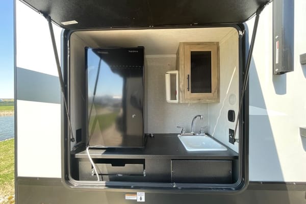 R & R's Artic wolf 2 bed/ 1.5 bath Fifth Wheel