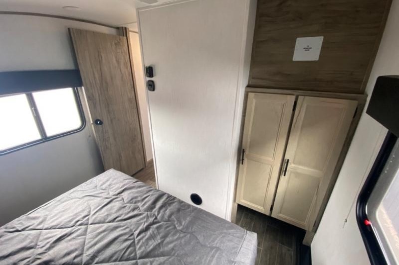 R & R's Artic wolf 2 bed/ 1.5 bath Fifth Wheel