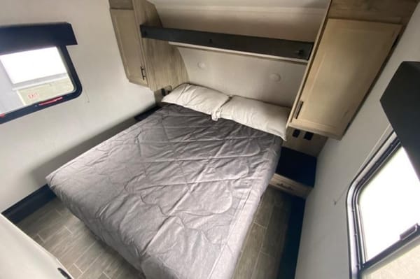R & R's Artic wolf 2 bed/ 1.5 bath Fifth Wheel