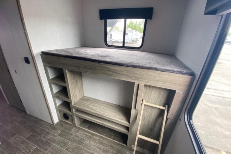 R & R's Artic wolf 2 bed/ 1.5 bath Fifth Wheel