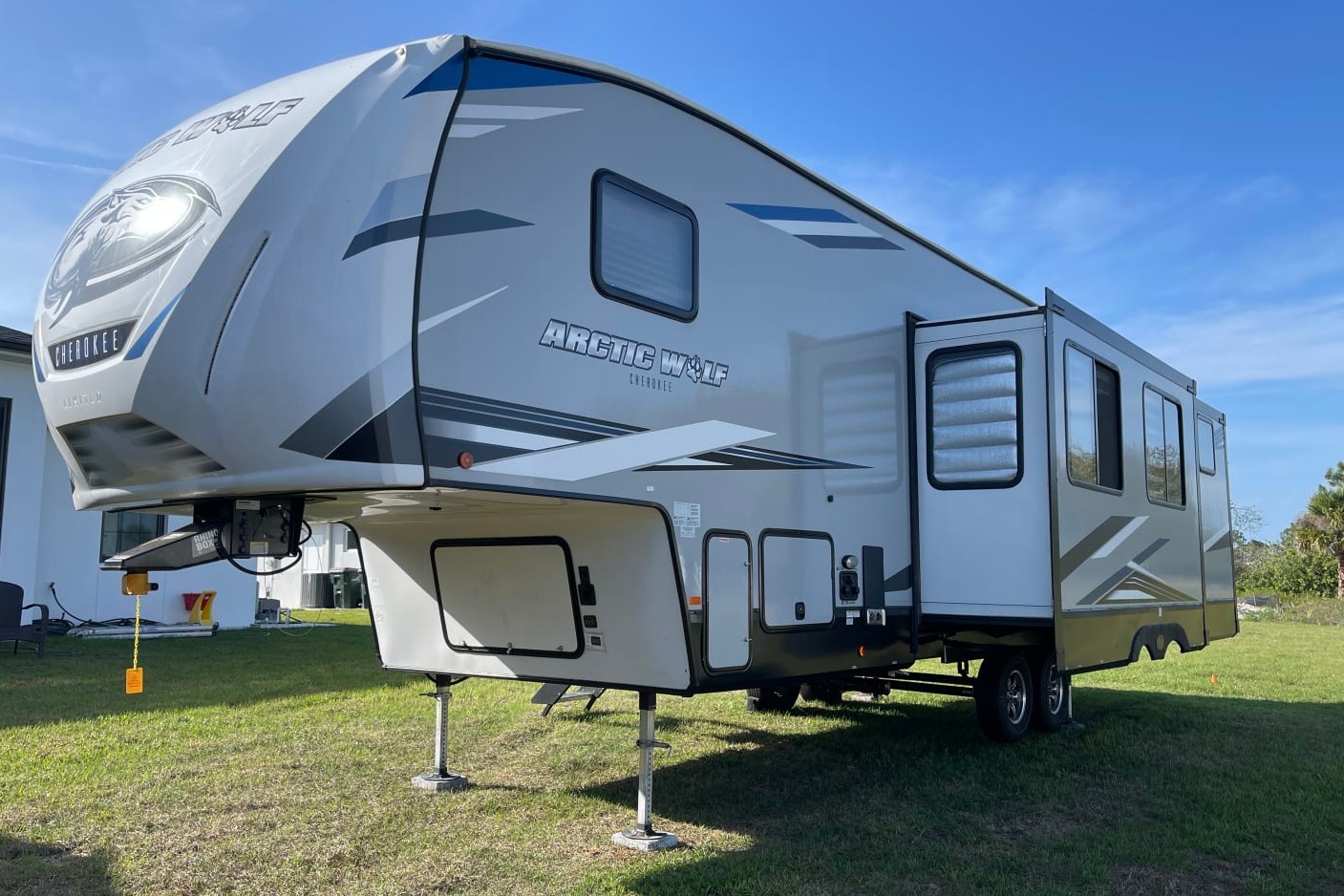 R & R's Artic wolf 2 bed/ 1.5 bath Fifth Wheel