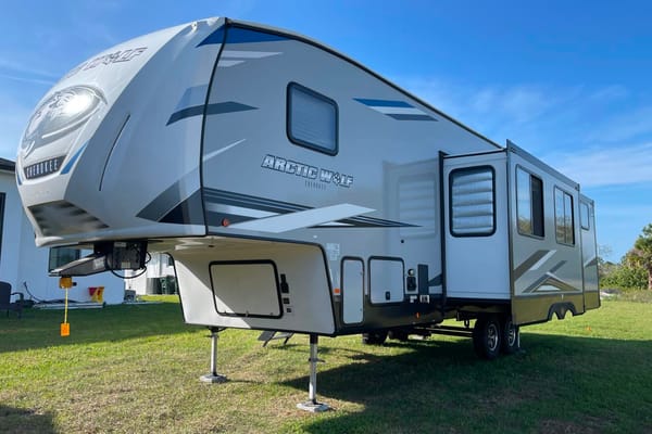 R & R's Artic wolf 2 bed/ 1.5 bath Fifth Wheel