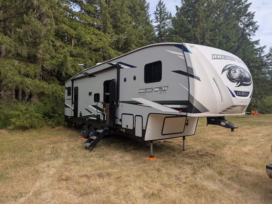 R & R's Artic wolf 2 bed/ 1.5 bath Fifth Wheel