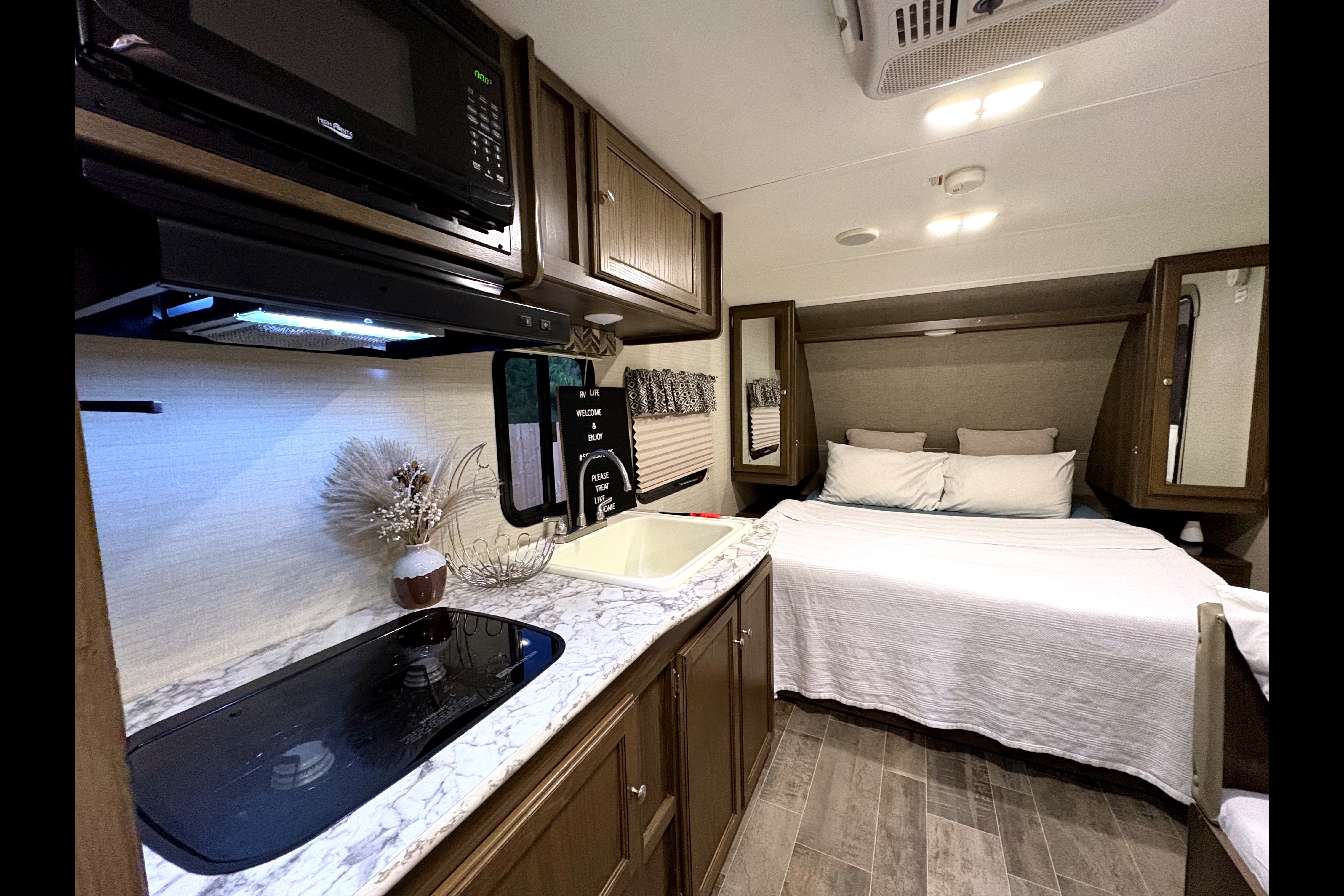Encanto RV 2017 Keystone Bullet 1800RB
