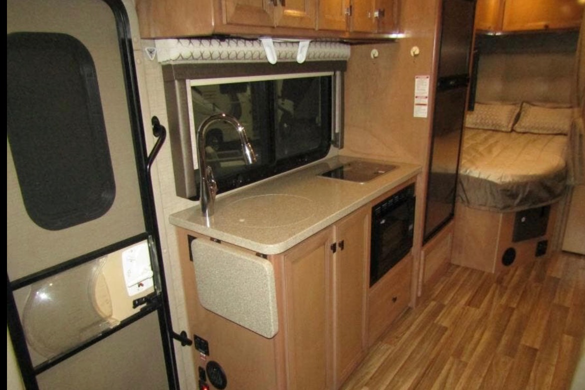 Like New Luxury RV - Adventure With Style! 19 MPG
