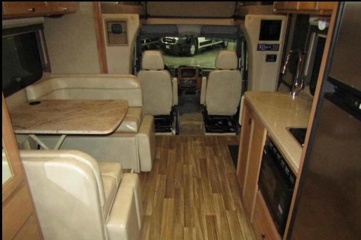 Like New Luxury RV - Adventure With Style! 19 MPG