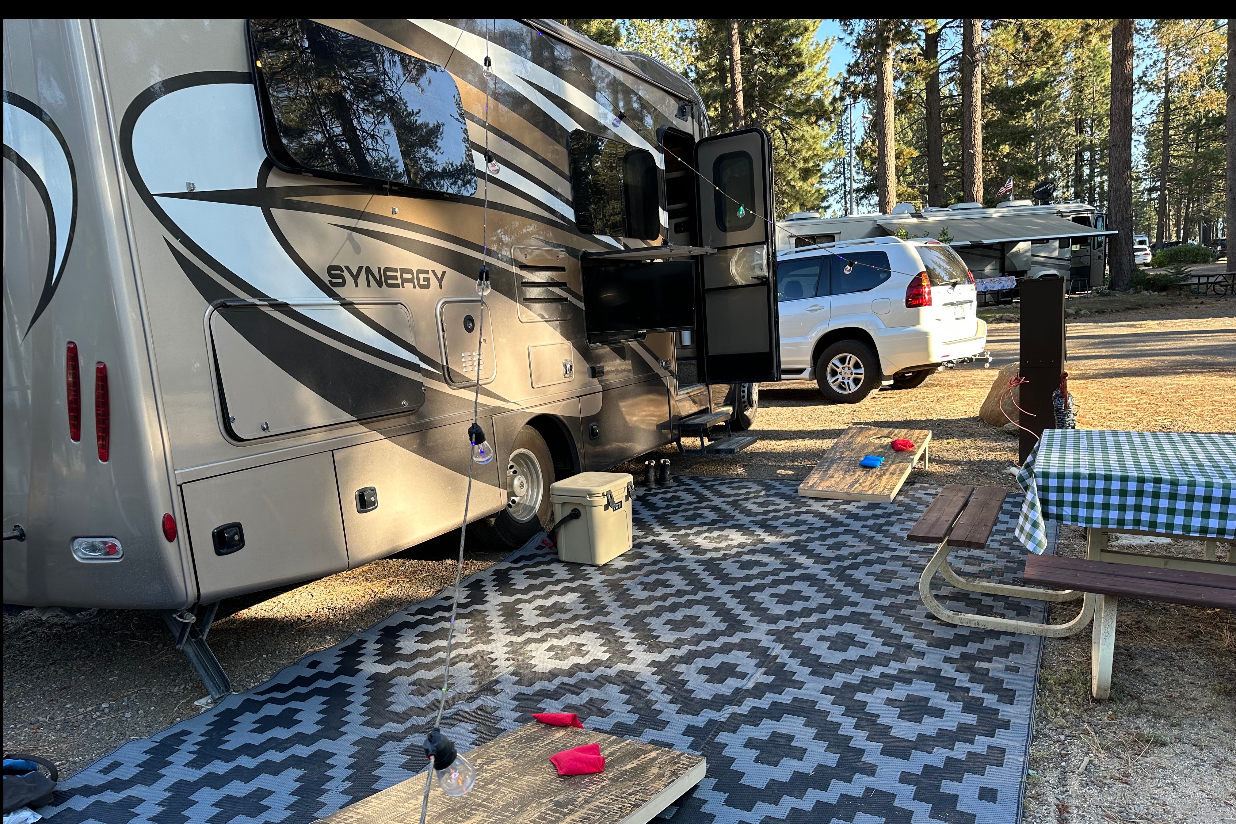 Like New Luxury RV - Adventure With Style! 19 MPG