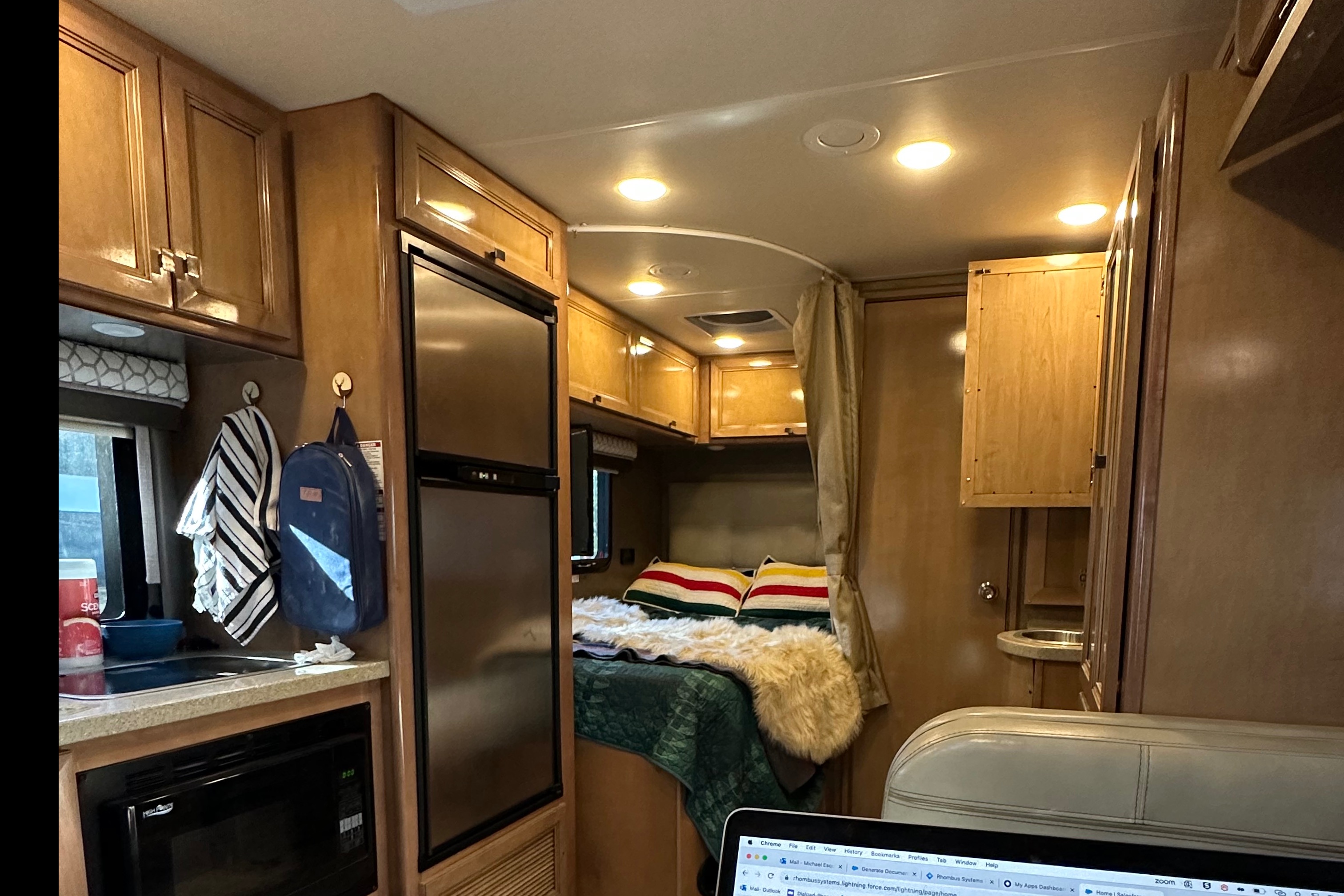Like New Luxury RV - Adventure With Style! 19 MPG