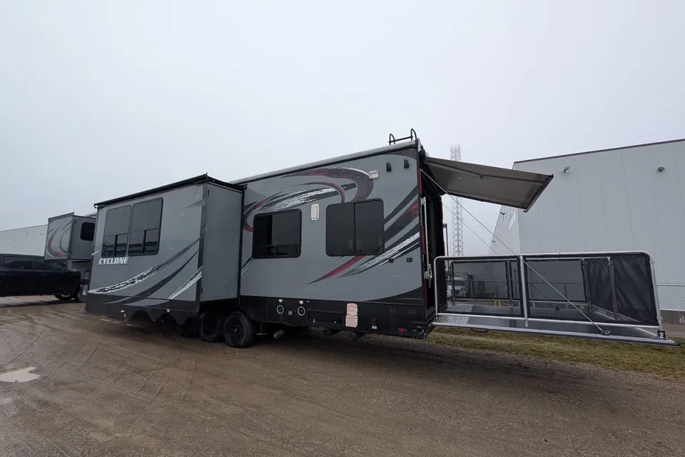 Leikan Cyclone 4500 Fifth Wheel toy hauler