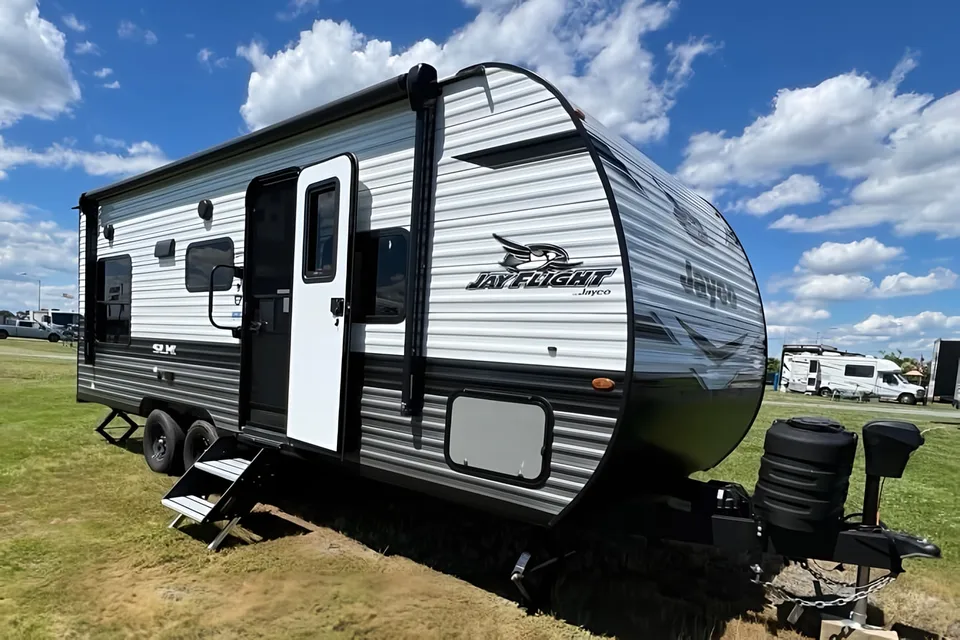 TWO HEARTS, ONE CAMPER: MOUNTAIN VIEWS