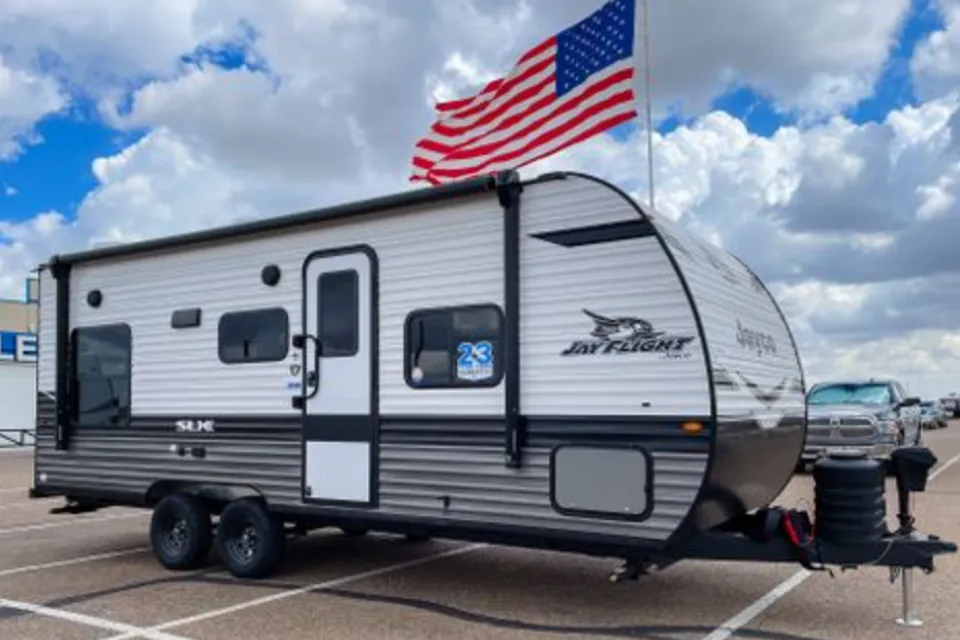 TWO HEARTS, ONE CAMPER: MOUNTAIN VIEWS