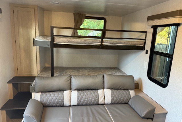 (Delta Dior) 2024 Forest River Salem 26 DB Bunk House