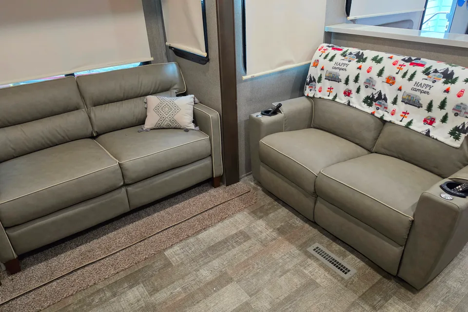 Jeff's Forest River RLT8324SB Travel Trailer