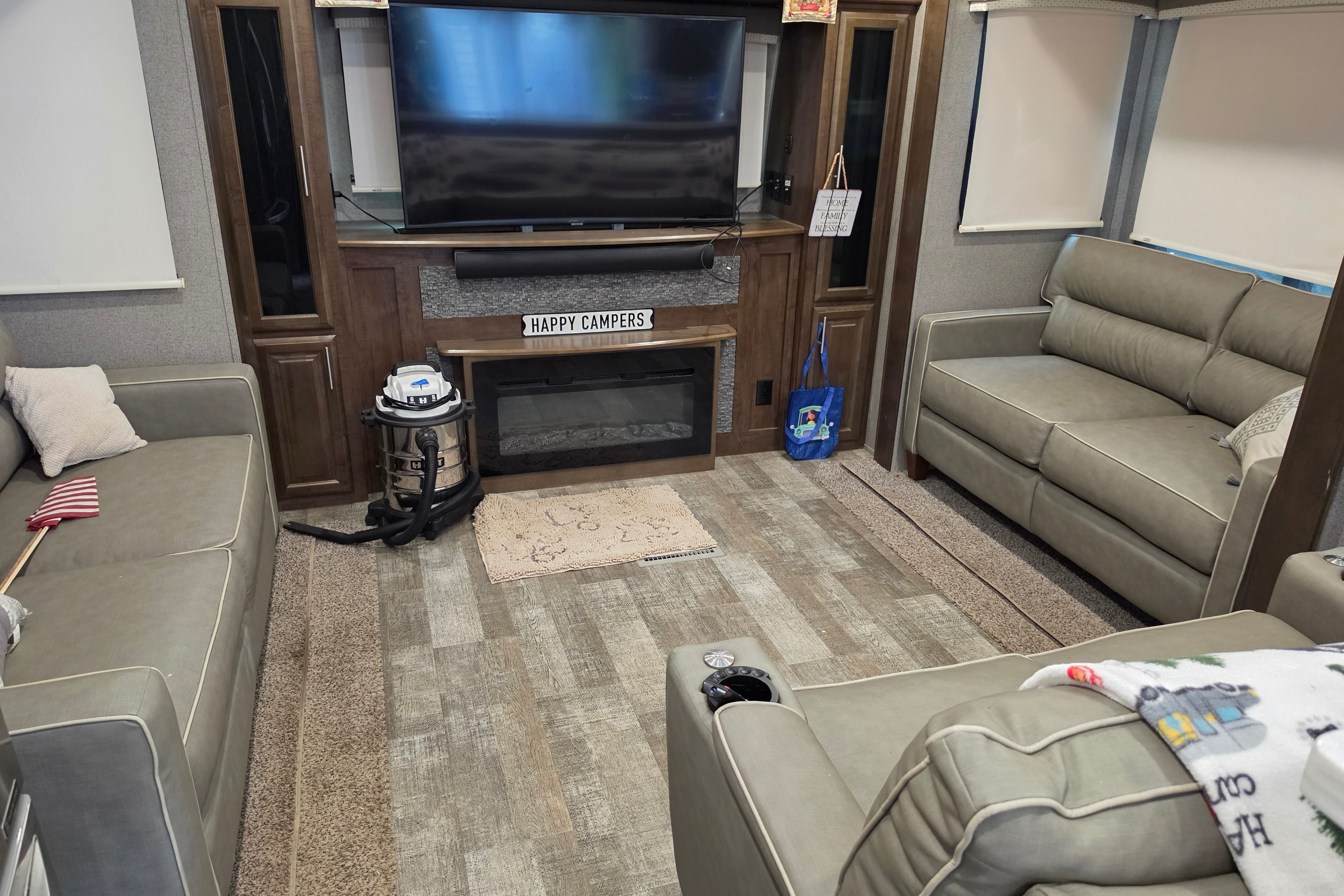 Jeff's Forest River RLT8324SB Travel Trailer