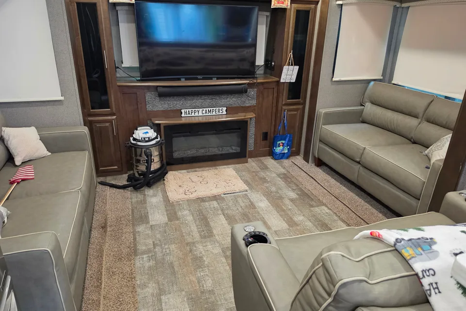 Jeff's Forest River RLT8324SB Travel Trailer