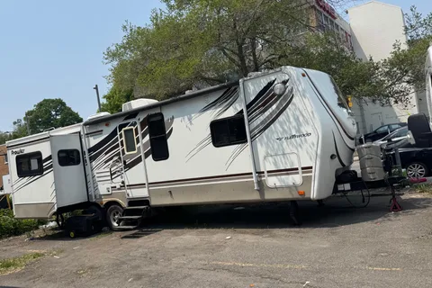 The Roaming Home | Cozy 31ft Fleetwood