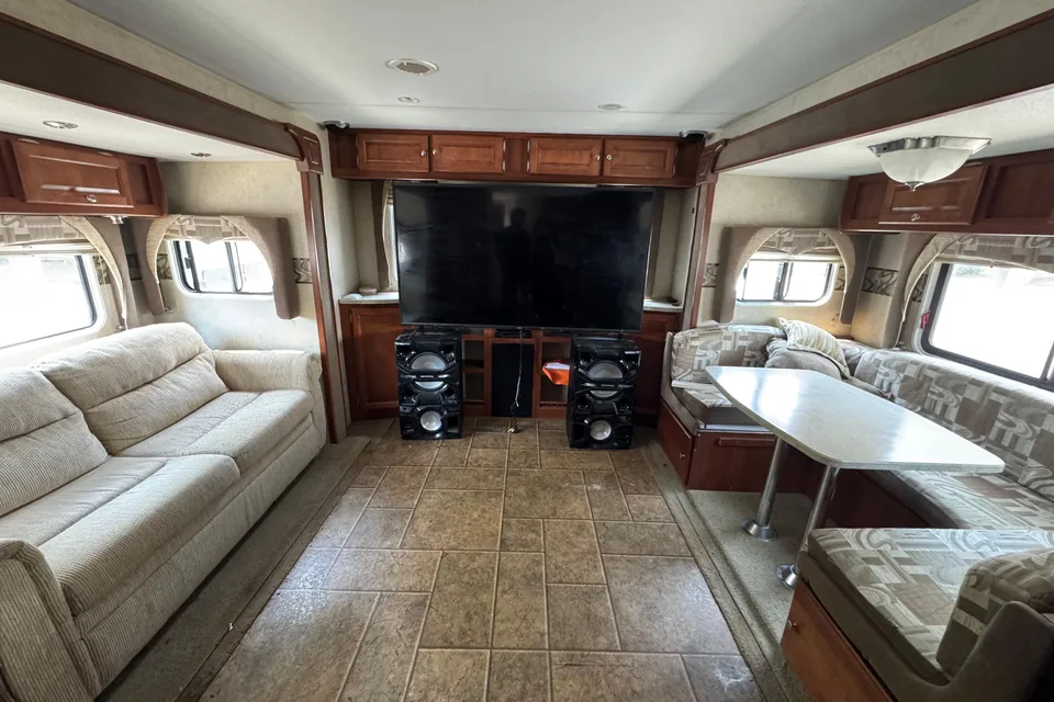 The Roaming Home | Cozy 31ft Fleetwood