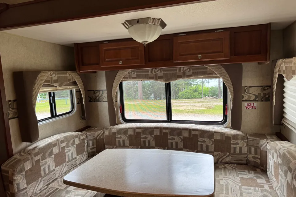The Roaming Home | Cozy 31ft Fleetwood