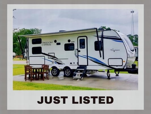 "The Suite Spot" - 2022 Coachmen Freedom Express Ultra Lite 257BHS