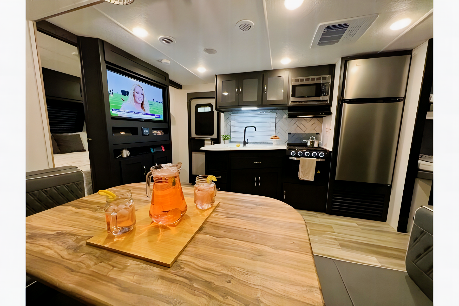 "The Suite Spot" - 2022 Coachmen Freedom Express Ultra Lite 257BHS