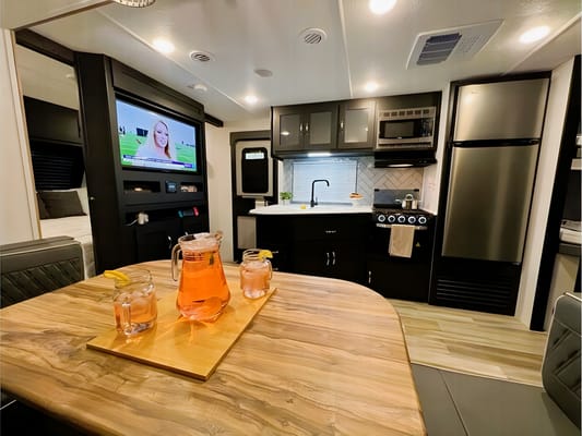 "The Suite Spot" - 2022 Coachmen Freedom Express Ultra Lite 257BHS