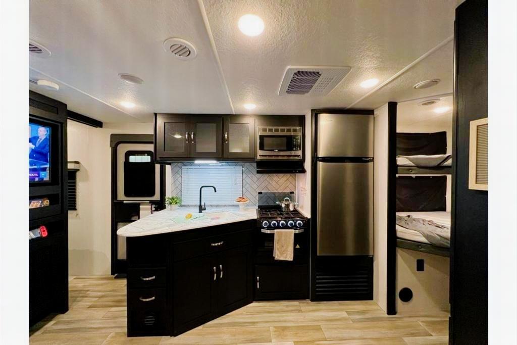 "The Suite Spot" - 2022 Coachmen Freedom Express Ultra Lite 257BHS