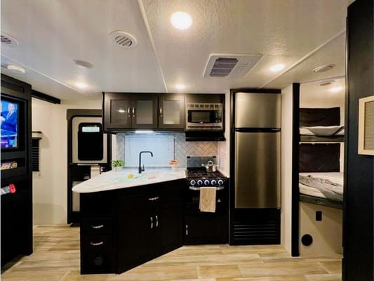 "The Suite Spot" - 2022 Coachmen Freedom Express Ultra Lite 257BHS