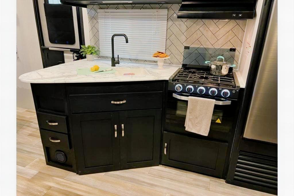 "The Suite Spot" - 2022 Coachmen Freedom Express Ultra Lite 257BHS