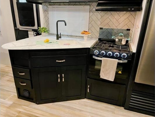 "The Suite Spot" - 2022 Coachmen Freedom Express Ultra Lite 257BHS