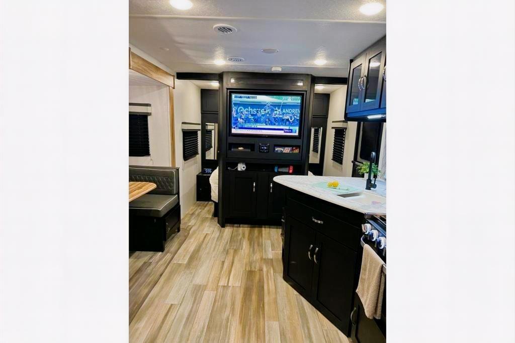 "The Suite Spot" - 2022 Coachmen Freedom Express Ultra Lite 257BHS