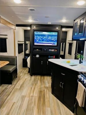 "The Suite Spot" - 2022 Coachmen Freedom Express Ultra Lite 257BHS