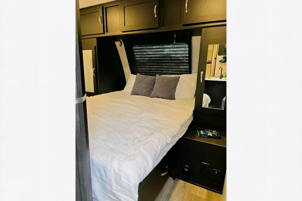 "The Suite Spot" - 2022 Coachmen Freedom Express Ultra Lite 257BHS
