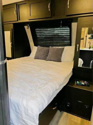 "The Suite Spot" - 2022 Coachmen Freedom Express Ultra Lite 257BHS