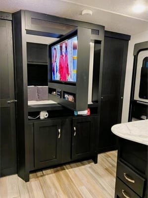"The Suite Spot" - 2022 Coachmen Freedom Express Ultra Lite 257BHS