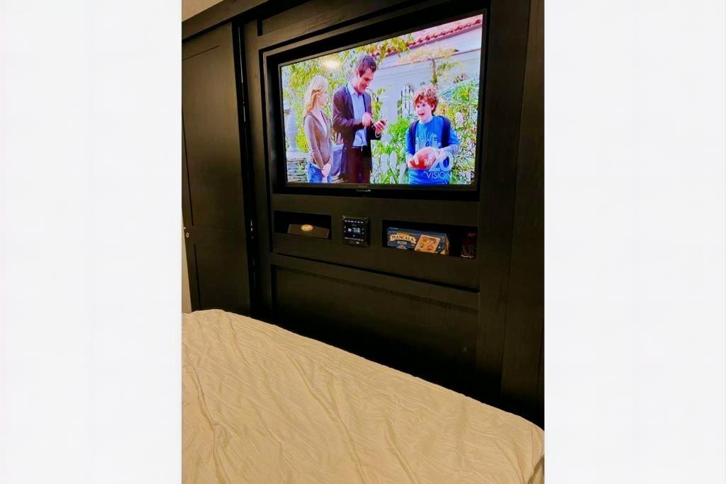 "The Suite Spot" - 2022 Coachmen Freedom Express Ultra Lite 257BHS