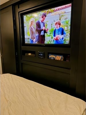 "The Suite Spot" - 2022 Coachmen Freedom Express Ultra Lite 257BHS