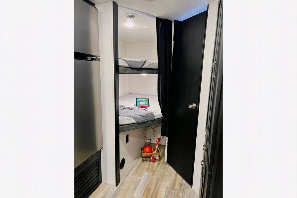 "The Suite Spot" - 2022 Coachmen Freedom Express Ultra Lite 257BHS