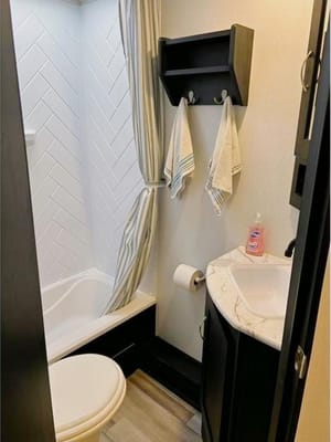 "The Suite Spot" - 2022 Coachmen Freedom Express Ultra Lite 257BHS