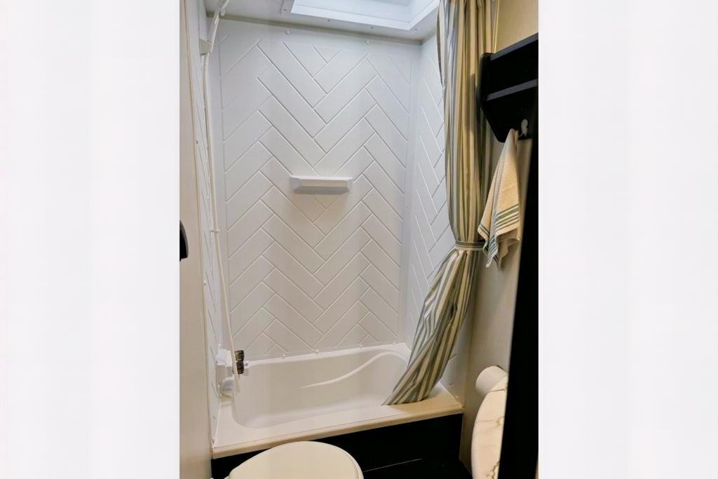 "The Suite Spot" - 2022 Coachmen Freedom Express Ultra Lite 257BHS