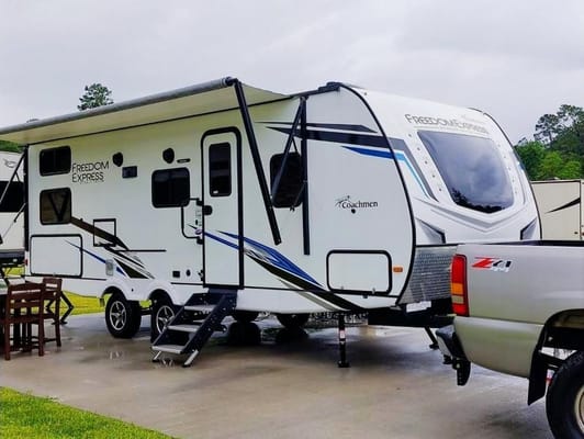 "The Suite Spot" - 2022 Coachmen Freedom Express Ultra Lite 257BHS