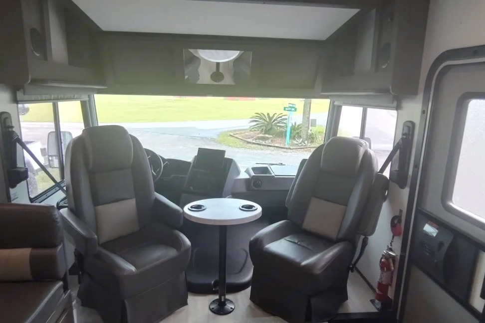 NEW 2024 Luxury Motorcoach! Sleeps 10!