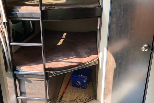 Roger's Imagine 2800BH Travel Trailer