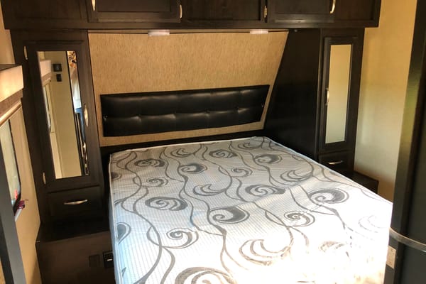 Roger's Imagine 2800BH Travel Trailer
