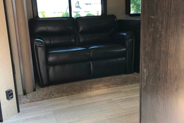 Roger's Imagine 2800BH Travel Trailer