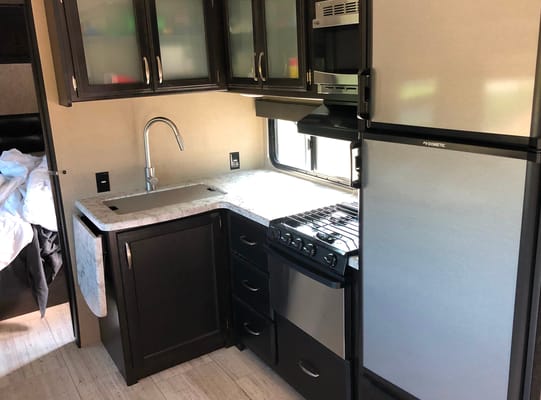 Roger's Imagine 2800BH Travel Trailer