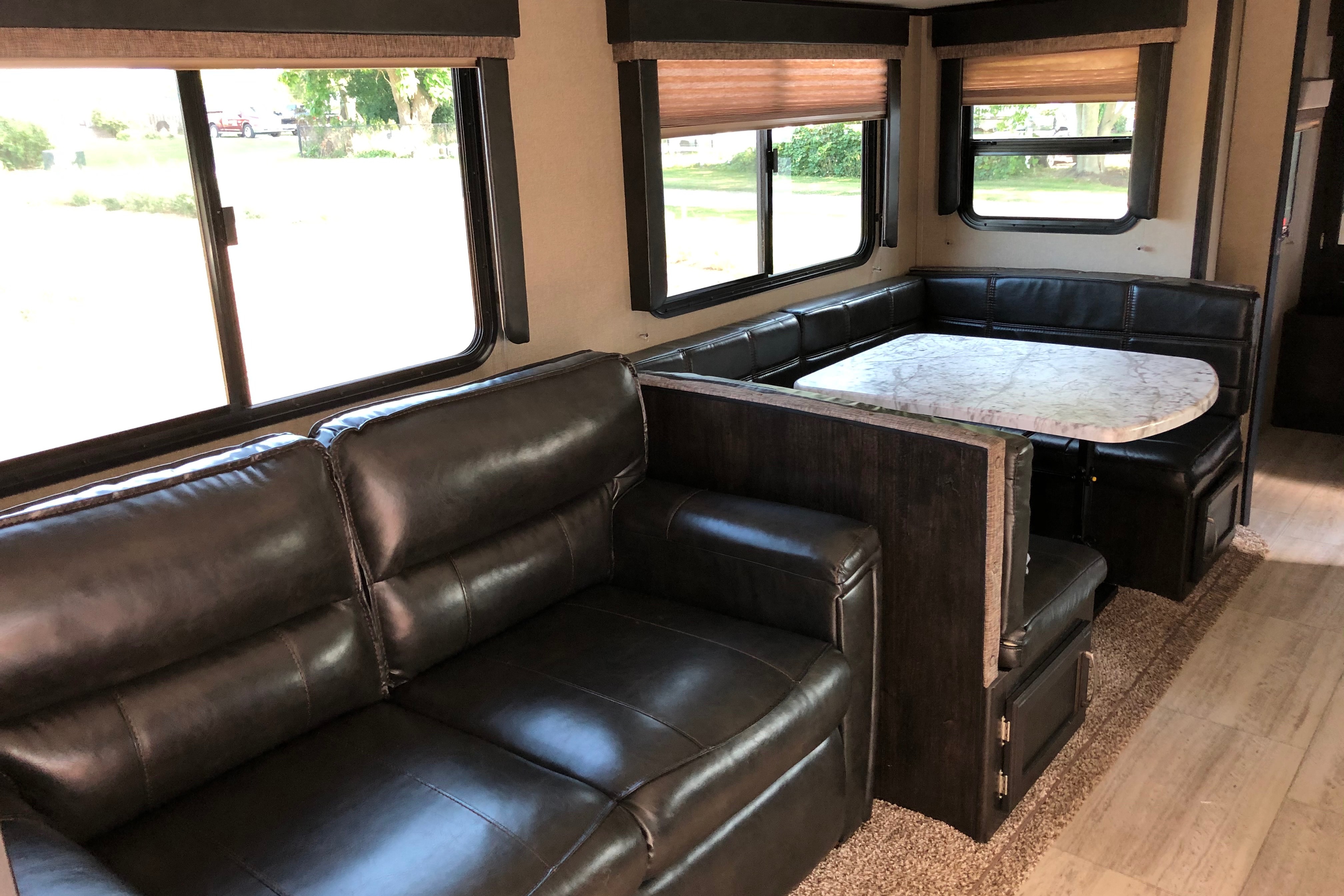 Roger's Imagine  2800BH Travel Trailer