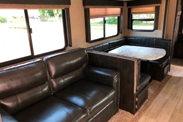 Roger's Imagine 2800BH Travel Trailer